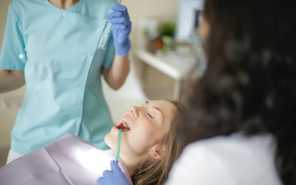 How Dentists Spot Cracks Redditch